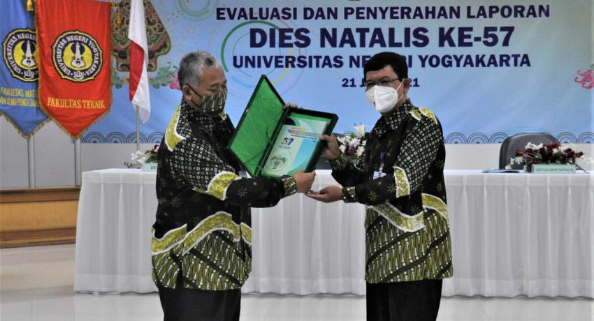 EVALUASI DAN PENYERAHAN LAPORAN DIES NATALIS KE-57 UNY | Universitas ...